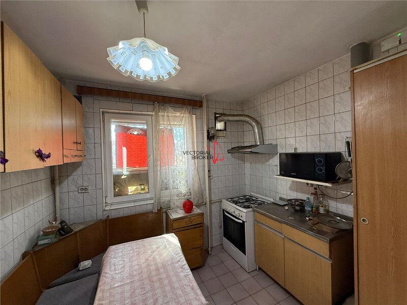 Gara de Nord- Metrou 3 camere semidecomadate, et. 2, vedere mixta, 62mp,